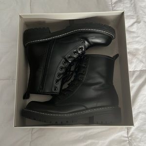 Womens size 9 Black ankle high zip up combat boots